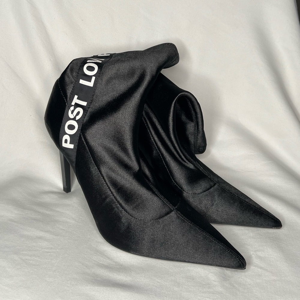 Pointed ankle sock boot